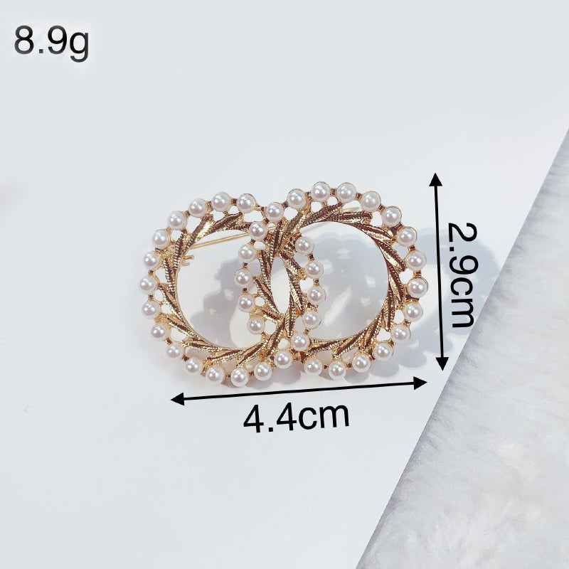 Schimmernde, mit Strasssteinen besetzte Broschennadeln mit Quasten und Perlen