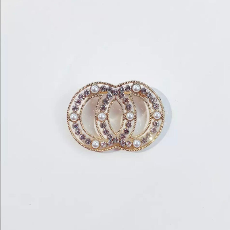 Schimmernde, mit Strasssteinen besetzte Broschennadeln mit Quasten und Perlen