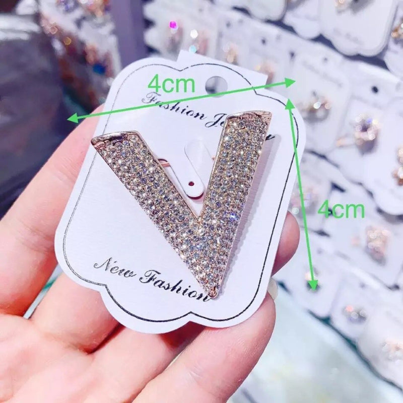 Schimmernde, mit Strasssteinen besetzte Broschennadeln mit Quasten und Perlen