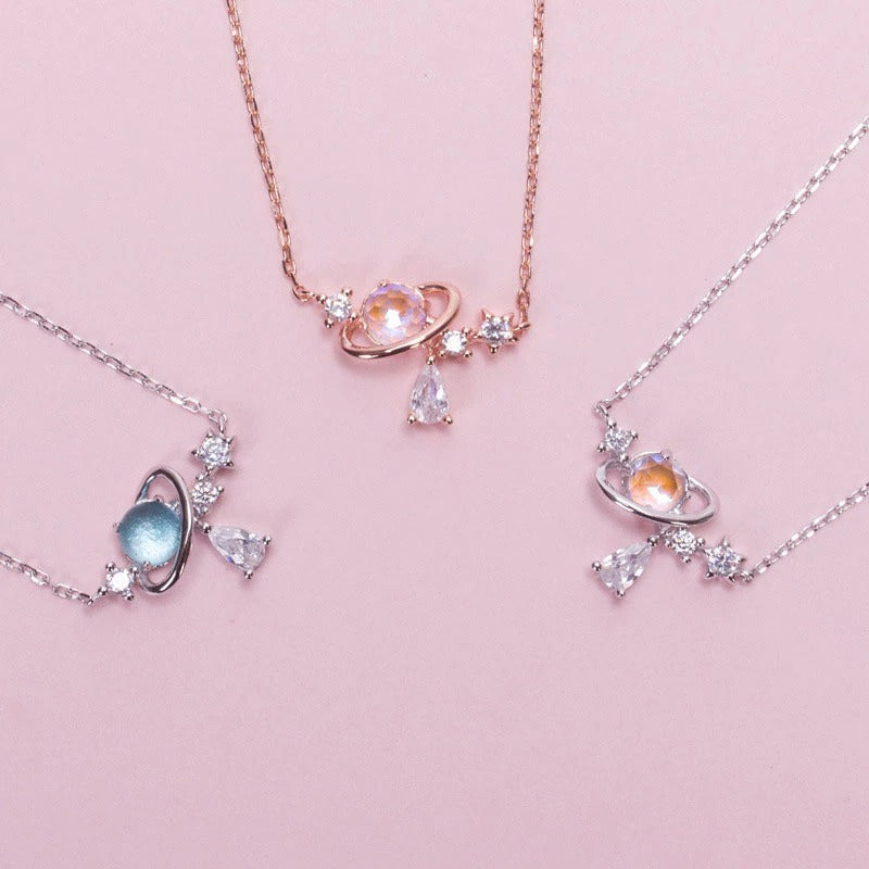 Schimmernde Halsketten mit Mondstein-Anhänger in Wassertropfenform