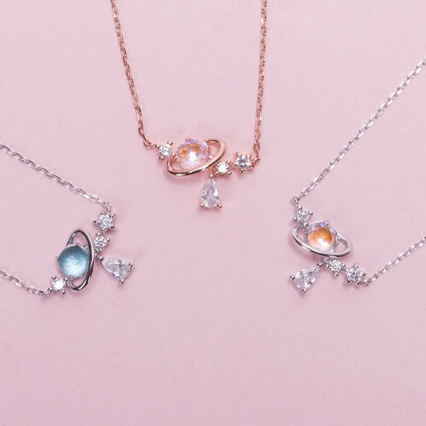 Schimmernde Halsketten mit Mondstein-Anhänger in Wassertropfenform