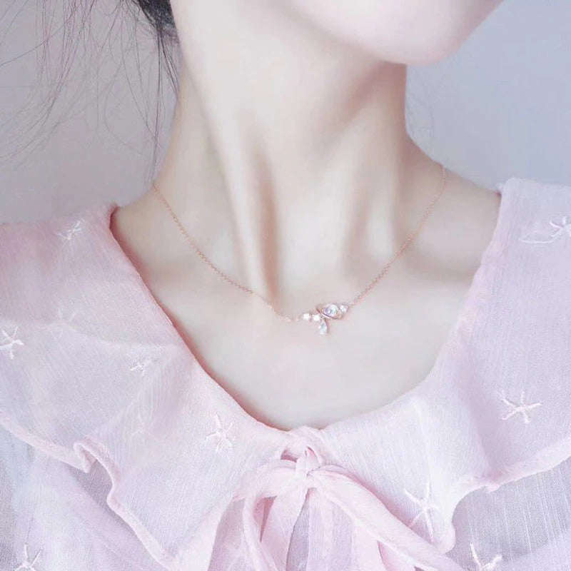 Schimmernde Halsketten mit Mondstein-Anhänger in Wassertropfenform