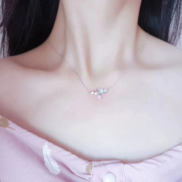 Schimmernde Halsketten mit Mondstein-Anhänger in Wassertropfenform