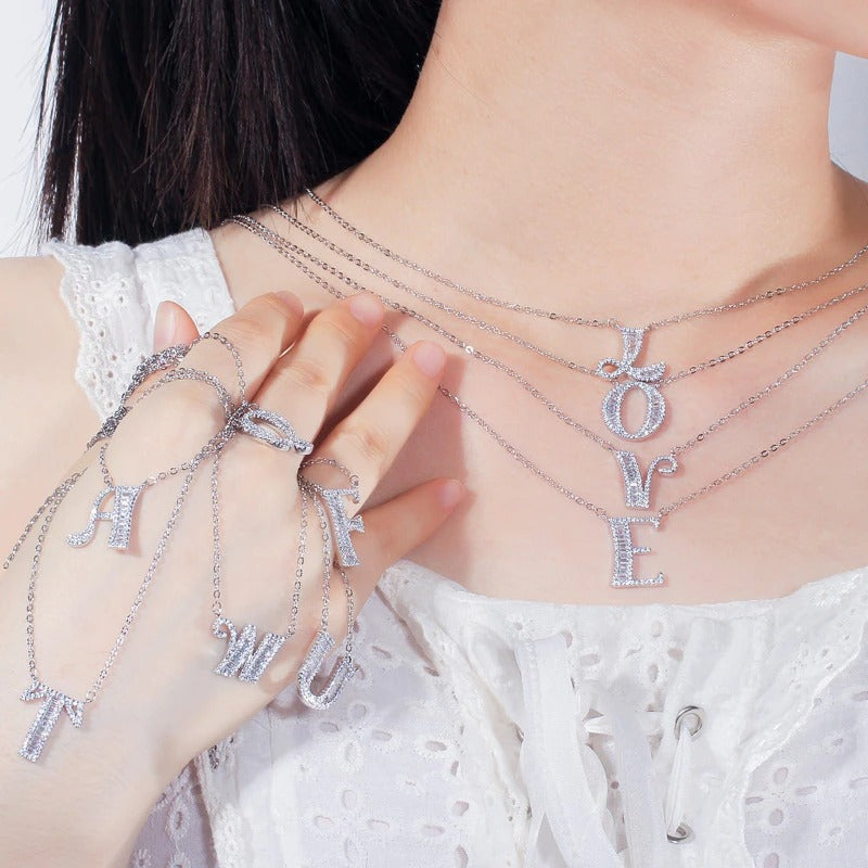 Schimmernde, mit Zirkonia besetzte, personalisierte Halsketten mit Anfangsbuchstaben-Anhänger von A-Z