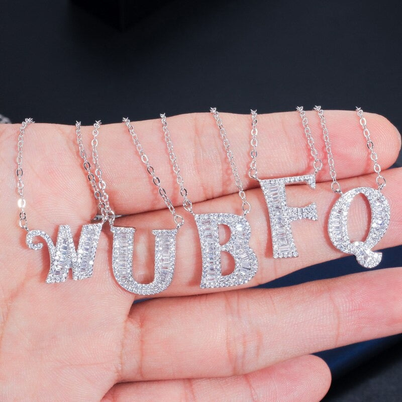 Schimmernde, mit Zirkonia besetzte, personalisierte Halsketten mit Anfangsbuchstaben-Anhänger von A-Z
