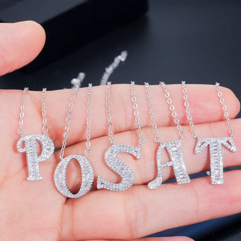 Schimmernde, mit Zirkonia besetzte, personalisierte Halsketten mit Anfangsbuchstaben-Anhänger von A-Z