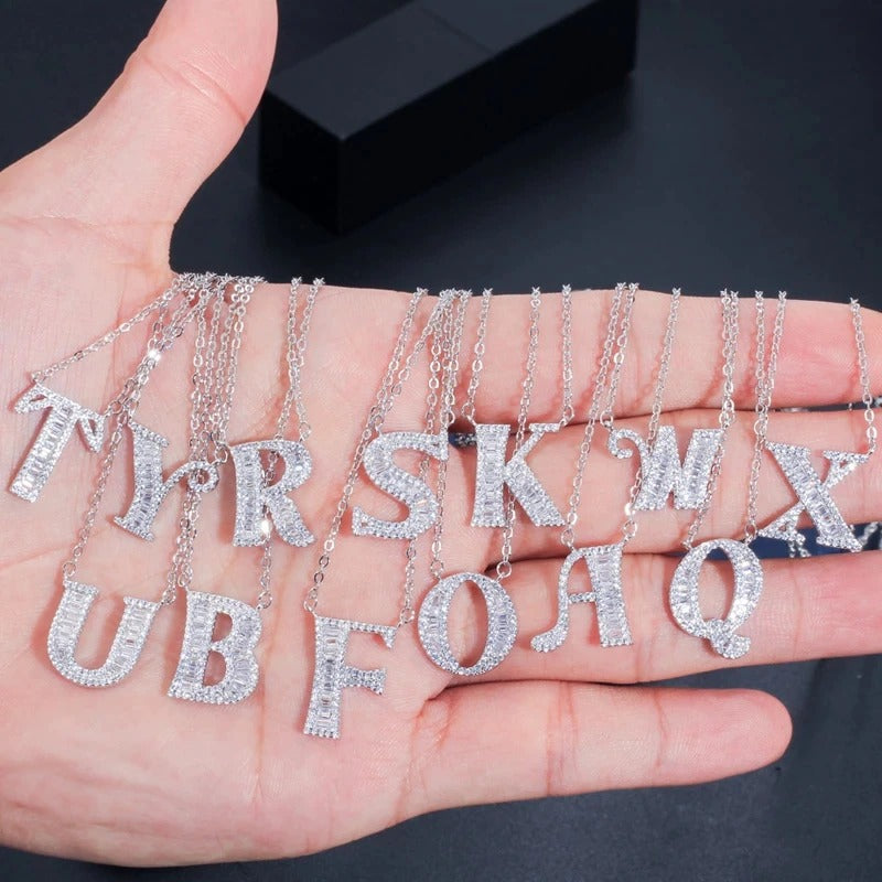 Schimmernde, mit Zirkonia besetzte, personalisierte Halsketten mit Anfangsbuchstaben-Anhänger von A-Z