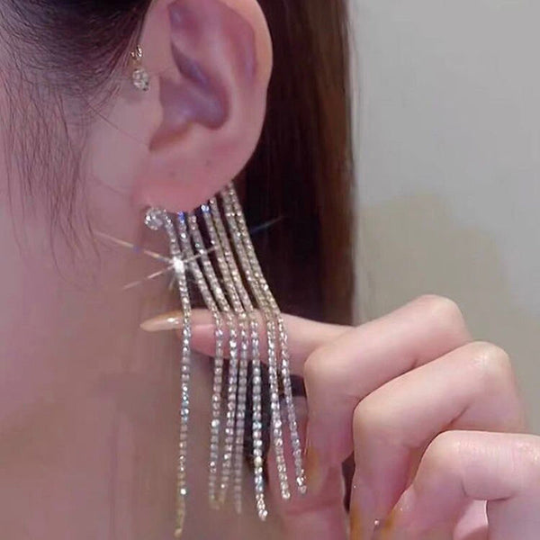 Glänzende, mit Strasssteinen besetzte, lange Quastenohrringe mit Knorpelmanschette