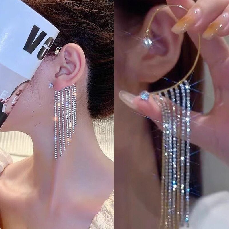 Glänzende, mit Strasssteinen besetzte, lange Quastenohrringe mit Knorpelmanschette