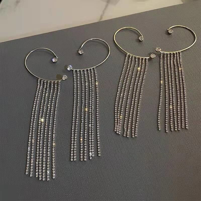 Glänzende, mit Strasssteinen besetzte, lange Quastenohrringe mit Knorpelmanschette