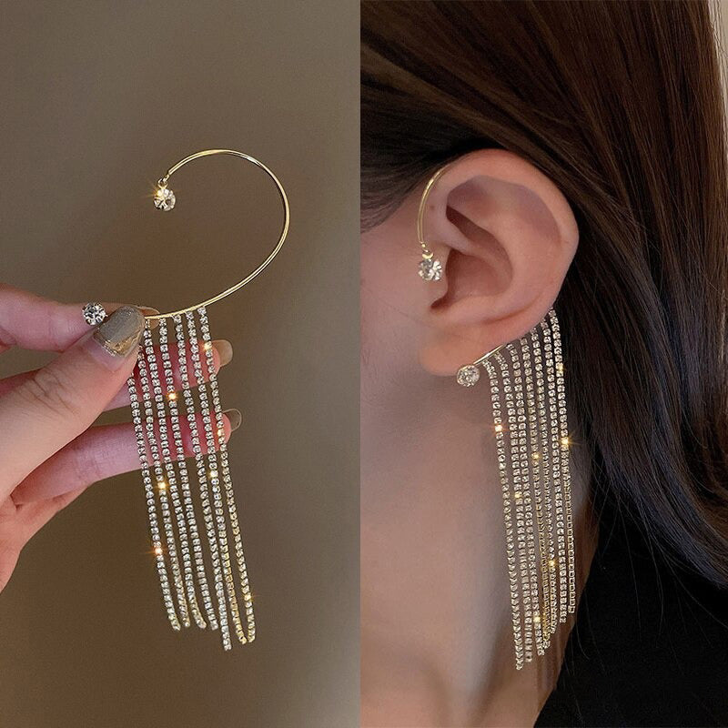 Glänzende, mit Strasssteinen besetzte, lange Quastenohrringe mit Knorpelmanschette