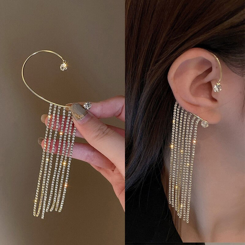 Glänzende, mit Strasssteinen besetzte, lange Quastenohrringe mit Knorpelmanschette