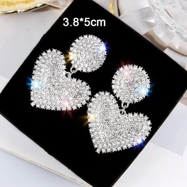 Funkelnde Ohrringe in Silber mit glänzenden Zirkoniasteinen