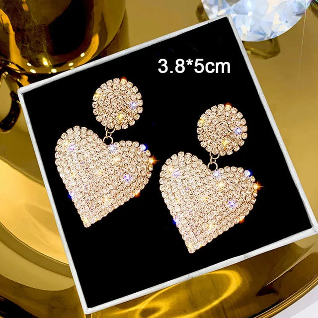 Funkelnde Ohrringe in Silber mit glänzenden Zirkoniasteinen