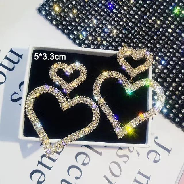 Funkelnde Ohrringe in Silber mit glänzenden Zirkoniasteinen