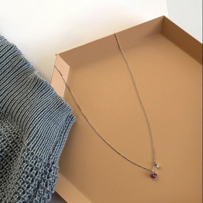 Versilberte Halskette mit rotem Zirkonia und Herzanhänger