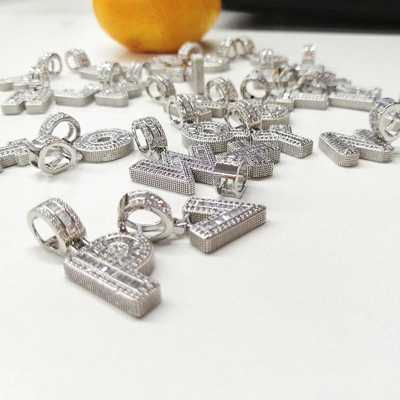 Versilberte Halsketten mit Buchstabenanhängern von A-Z und Zirkonia