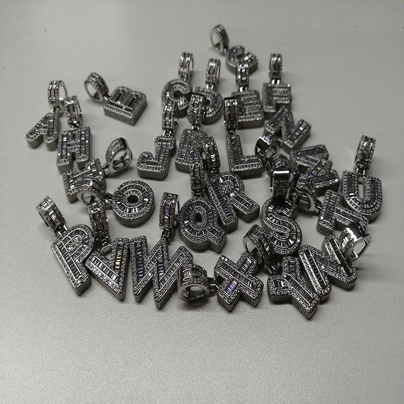 Versilberte Halsketten mit Buchstabenanhängern von A-Z und Zirkonia