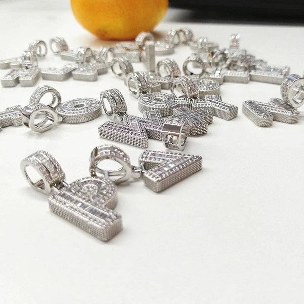 Versilberte Halsketten mit Buchstabenanhängern von A-Z und Zirkonia