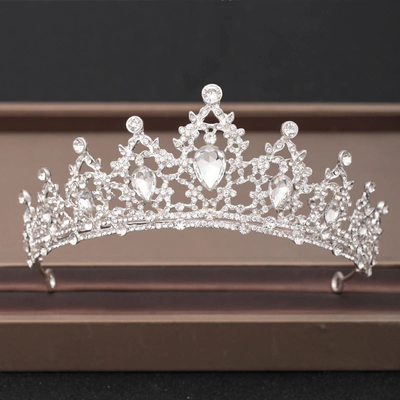 Elegante Brautkrone und Tiara-Kollektion mit barocken Strasssteinen
