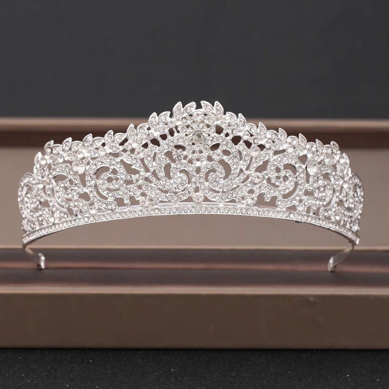 Elegante Brautkrone und Tiara-Kollektion mit barocken Strasssteinen