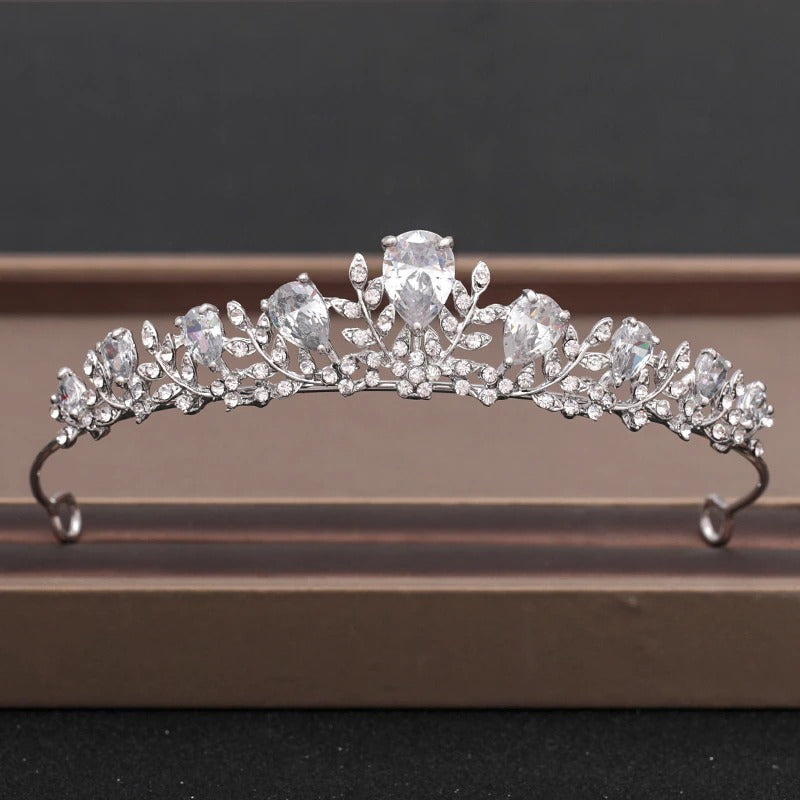 Haarschmuck-Kollektion mit Krone und Tiara im Barock-Stil aus Strasssteinen und Kristallen