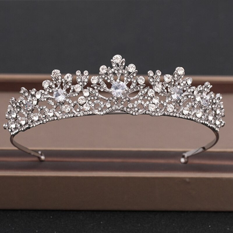 Elegante Brautkrone und Tiara-Kollektion mit barocken Strasssteinen
