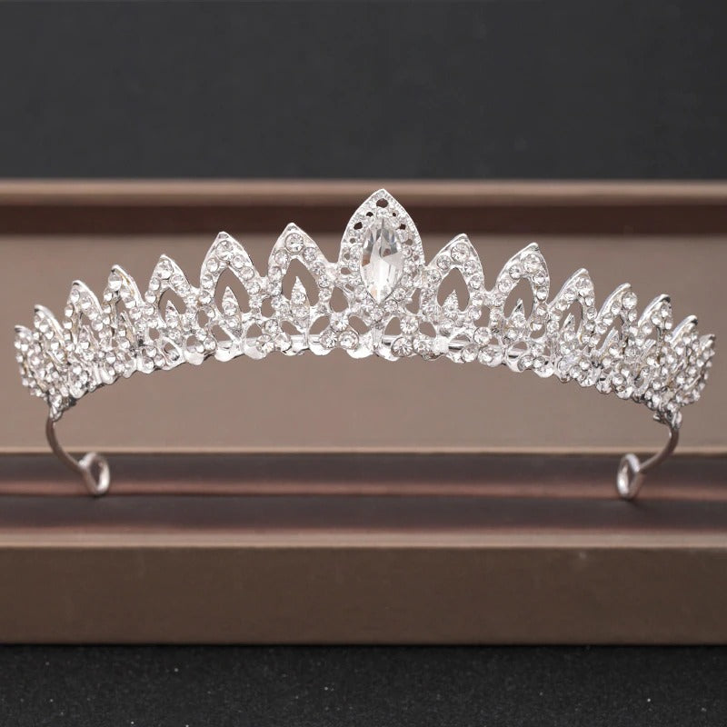 Elegante Brautkrone und Tiara-Kollektion mit barocken Strasssteinen