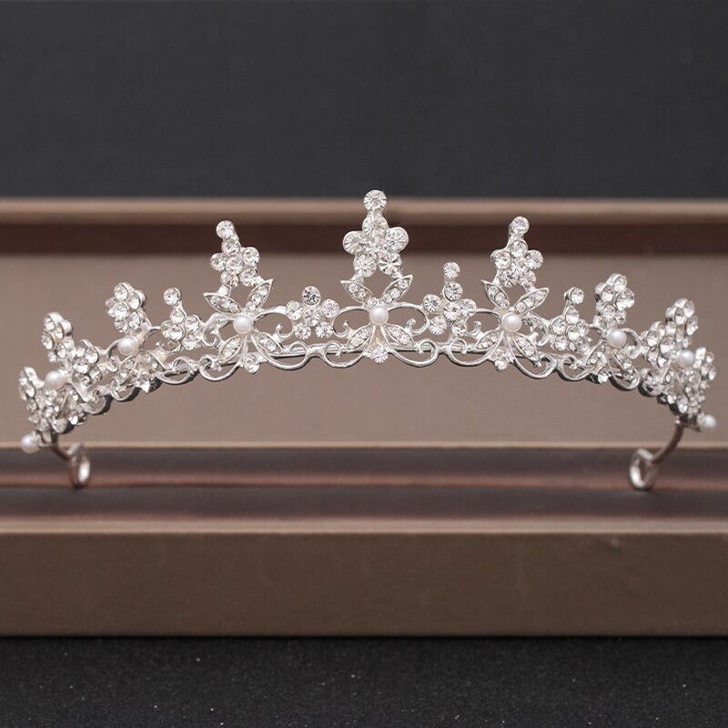 Elegante Brautkrone und Tiara-Kollektion mit barocken Strasssteinen