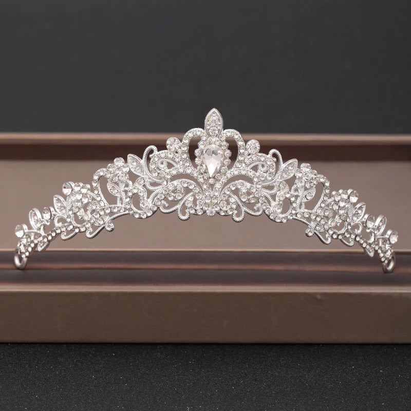 Elegante Brautkrone und Tiara-Kollektion mit barocken Strasssteinen