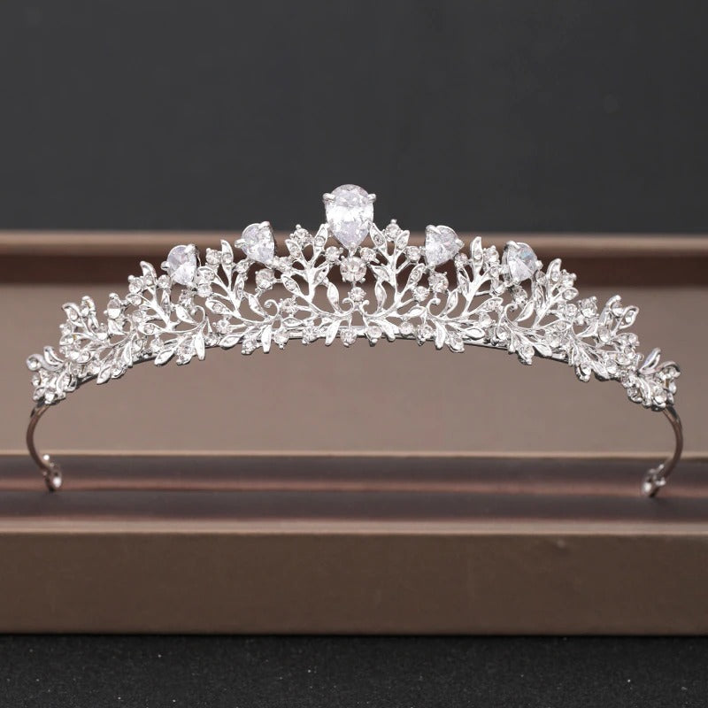 Elegante Brautkrone und Tiara-Kollektion mit barocken Strasssteinen
