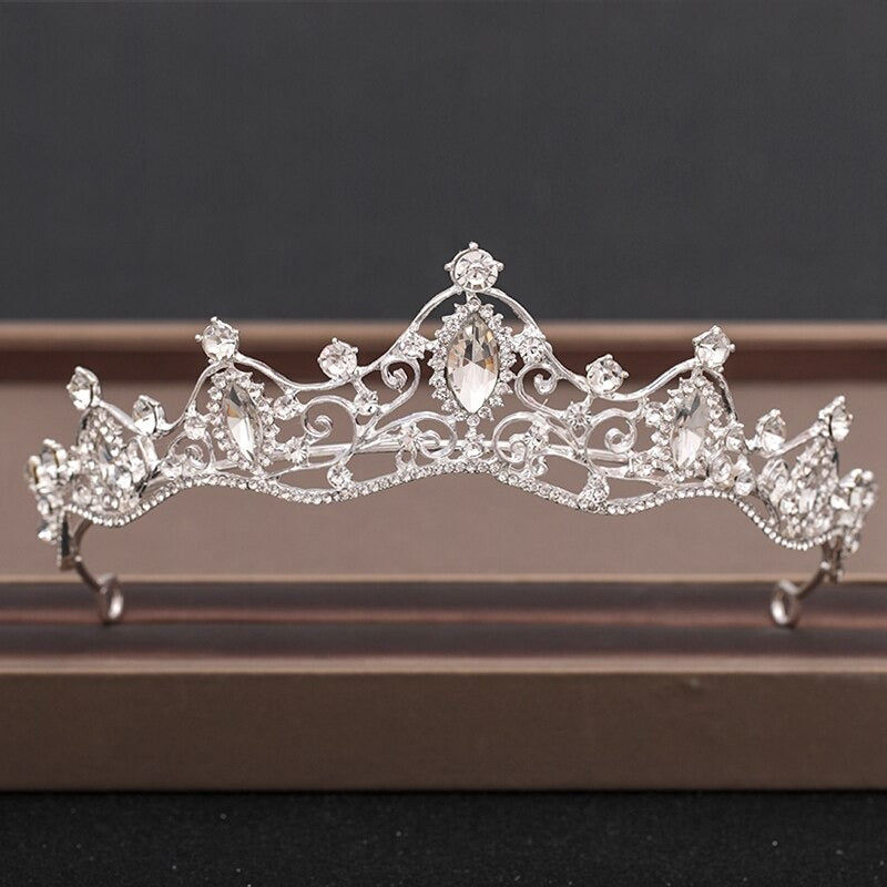 Elegante Brautkrone und Tiara-Kollektion mit barocken Strasssteinen