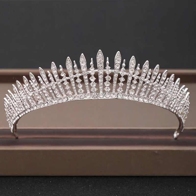 Elegante Brautkrone und Tiara-Kollektion mit barocken Strasssteinen