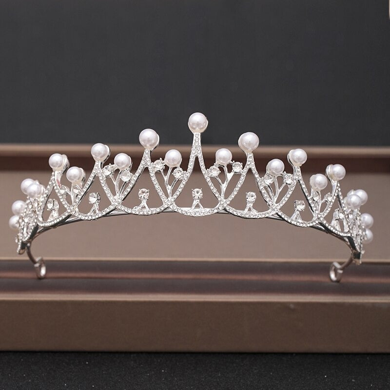 Elegante Brautkrone und Tiara-Kollektion mit barocken Strasssteinen