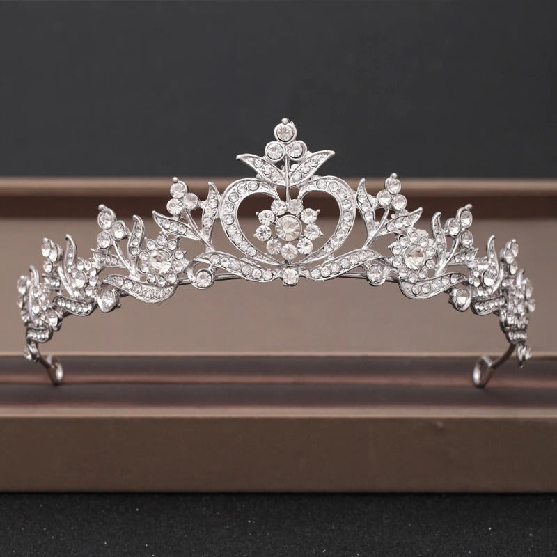 Elegante Brautkrone und Tiara-Kollektion mit barocken Strasssteinen