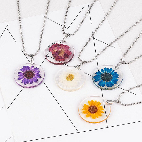 Einfache handgemachte Halskette mit Anhänger aus getrockneten Gänseblümchen