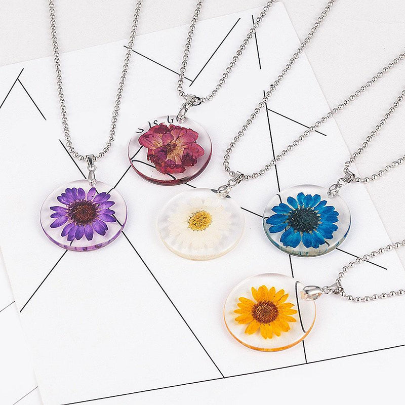 Einfache handgemachte Halskette mit Anhänger aus getrockneten Gänseblümchen