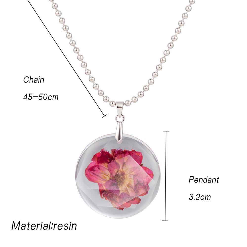 Einfache handgemachte Halskette mit Anhänger aus getrockneten Gänseblümchen