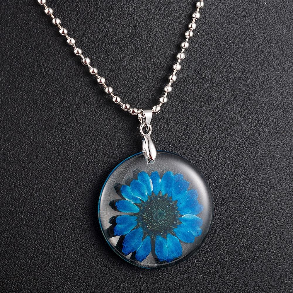 Einfache handgemachte Halskette mit Anhänger aus getrockneten Gänseblümchen