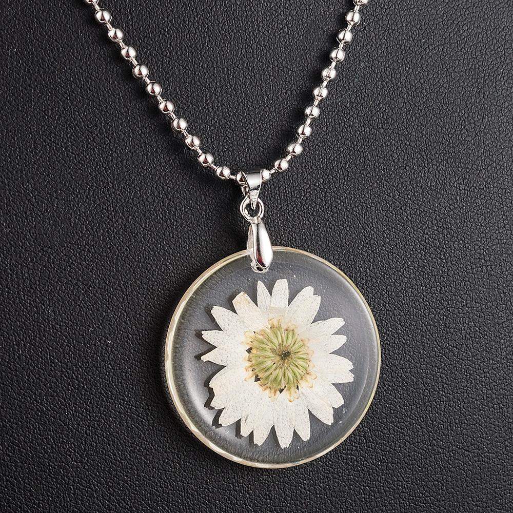Einfache handgemachte Halskette mit Anhänger aus getrockneten Gänseblümchen