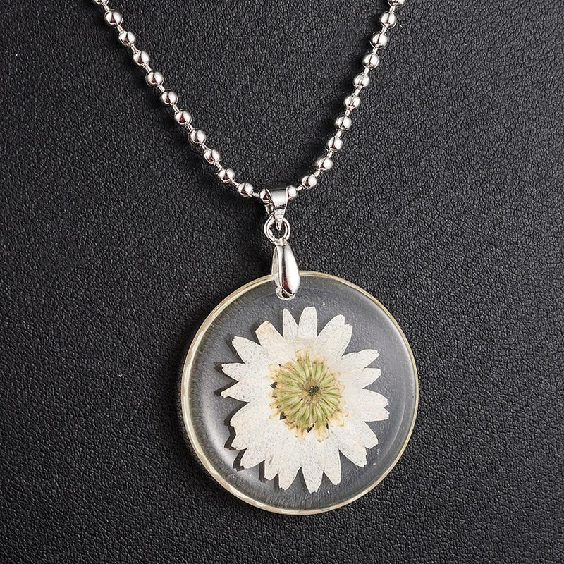 Einfache handgemachte Halskette mit Anhänger aus getrockneten Gänseblümchen