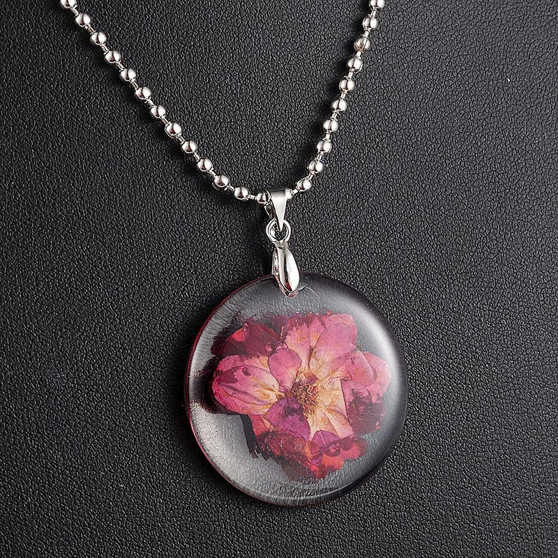 Einfache handgemachte Halskette mit Anhänger aus getrockneten Gänseblümchen