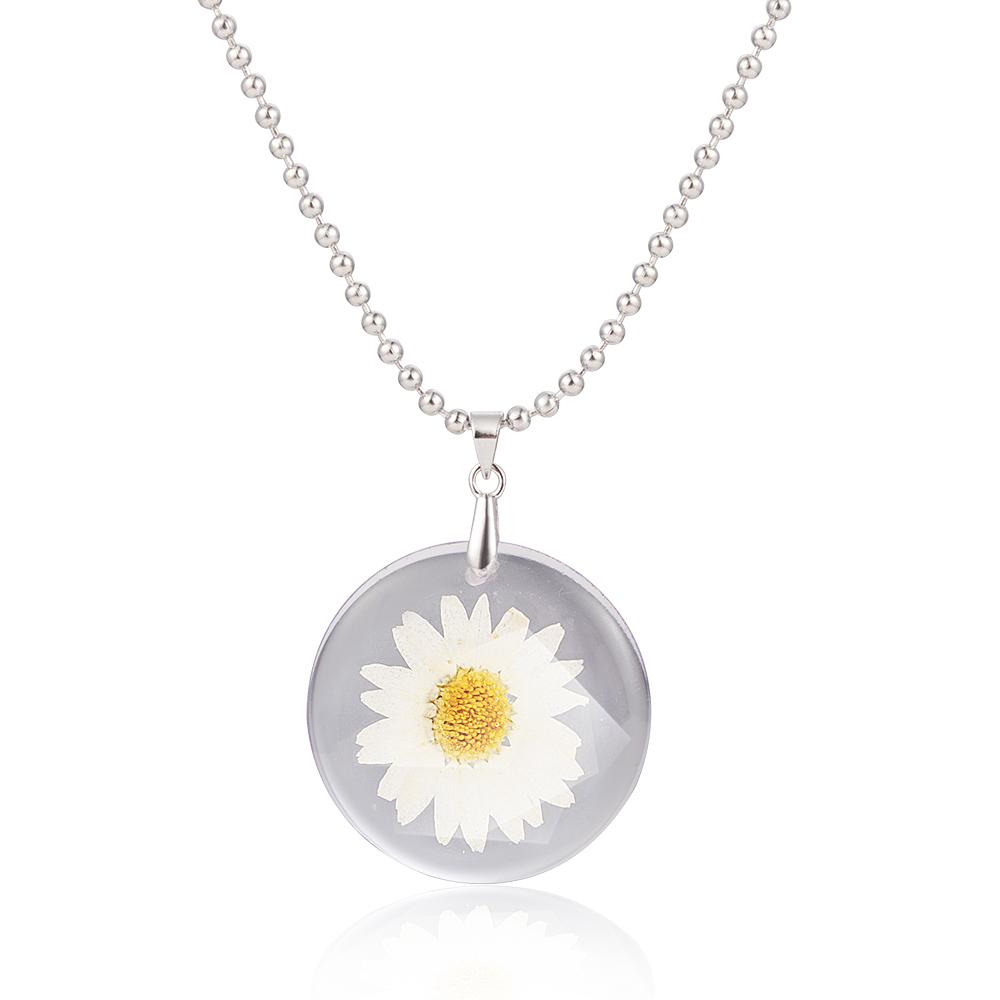 Einfache handgemachte Halskette mit Anhänger aus getrockneten Gänseblümchen