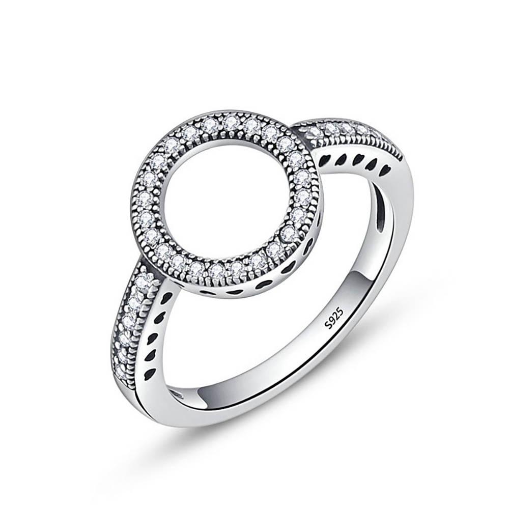 Schlichter und eleganter runder Ring mit Juwelen