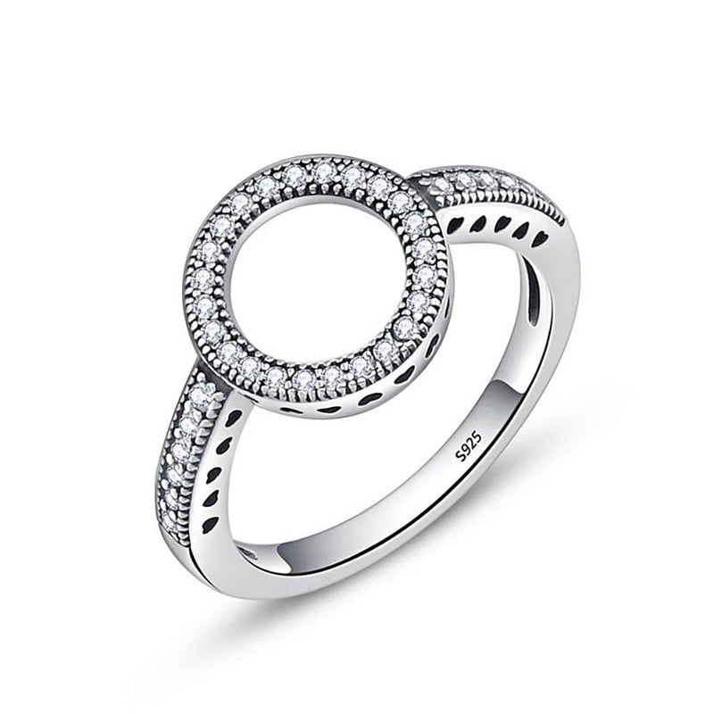Schlichter und eleganter runder Ring mit Juwelen