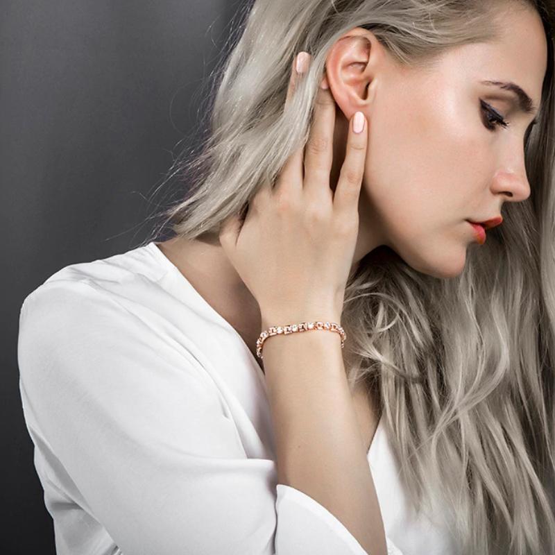 Schlichtes und trendiges Armband mit Strasssteinen