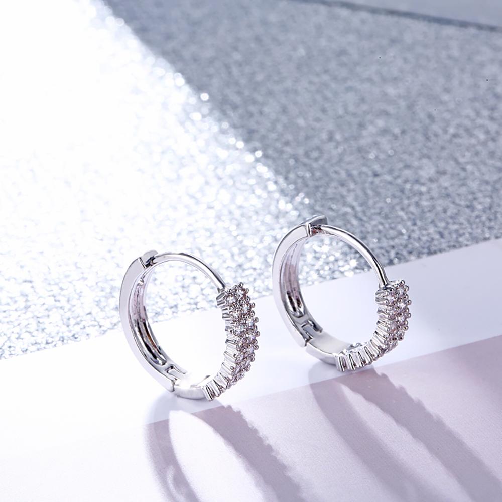 Kleine runde Creolen mit Zirkonia und funkelnden Strasssteinen