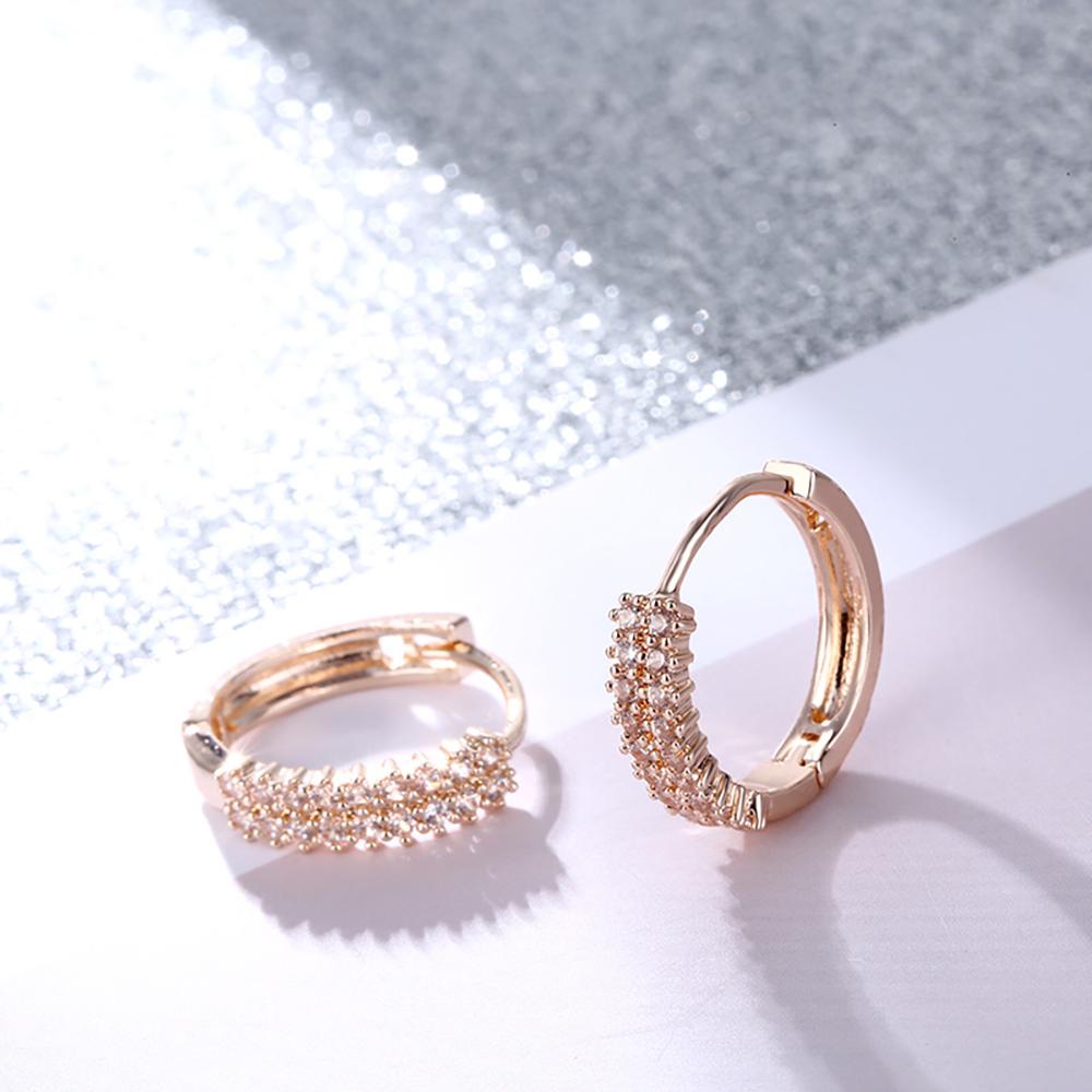 Kleine runde Creolen mit Zirkonia und funkelnden Strasssteinen