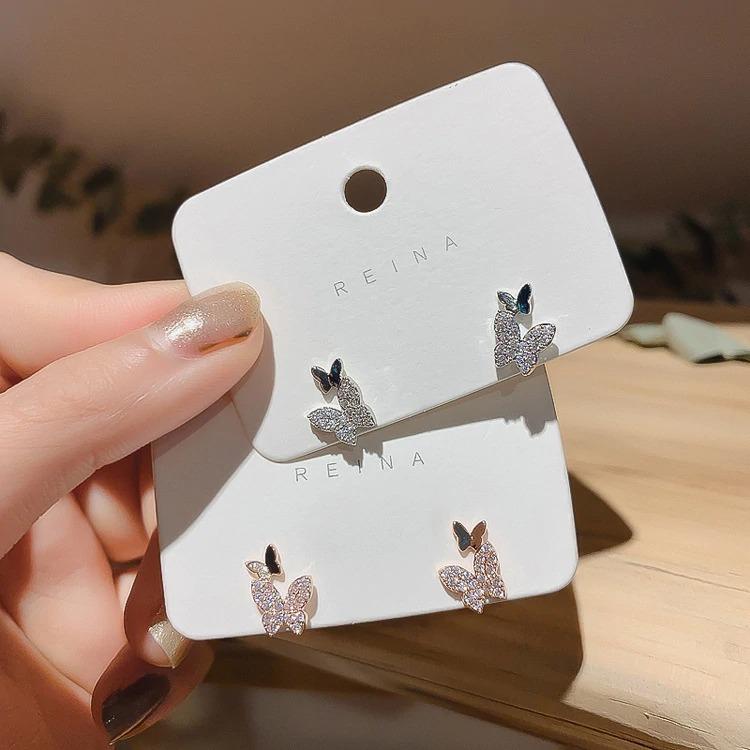 Kleine und minimalistische Schmetterlingsohrringe