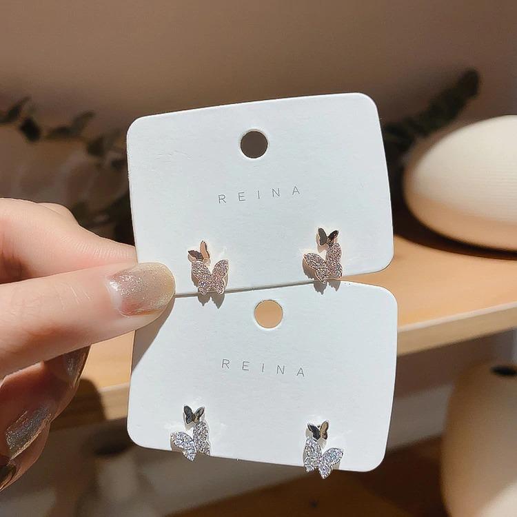 Kleine und minimalistische Schmetterlingsohrringe